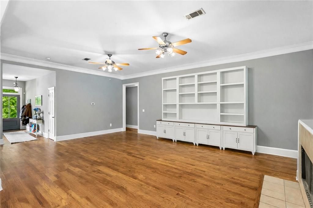 717 WOODRIDGE Boulevard