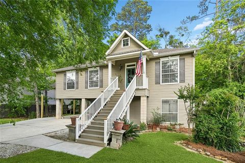 717 WOODRIDGE Boulevard Mandeville LA 70471