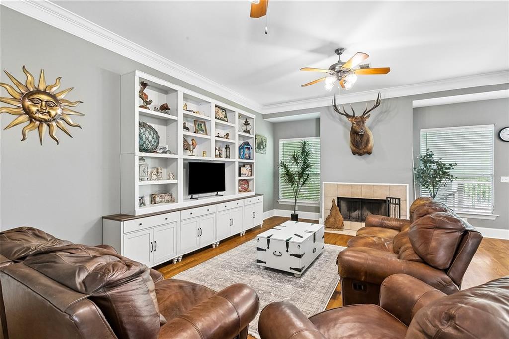 717 WOODRIDGE Boulevard