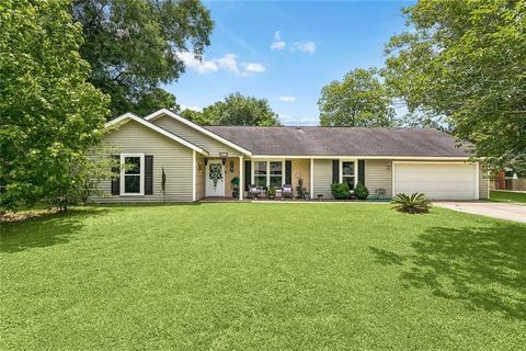Photo of 517 BARBARA Place, Mandeville, LA 70448 (MLS # 2559076)