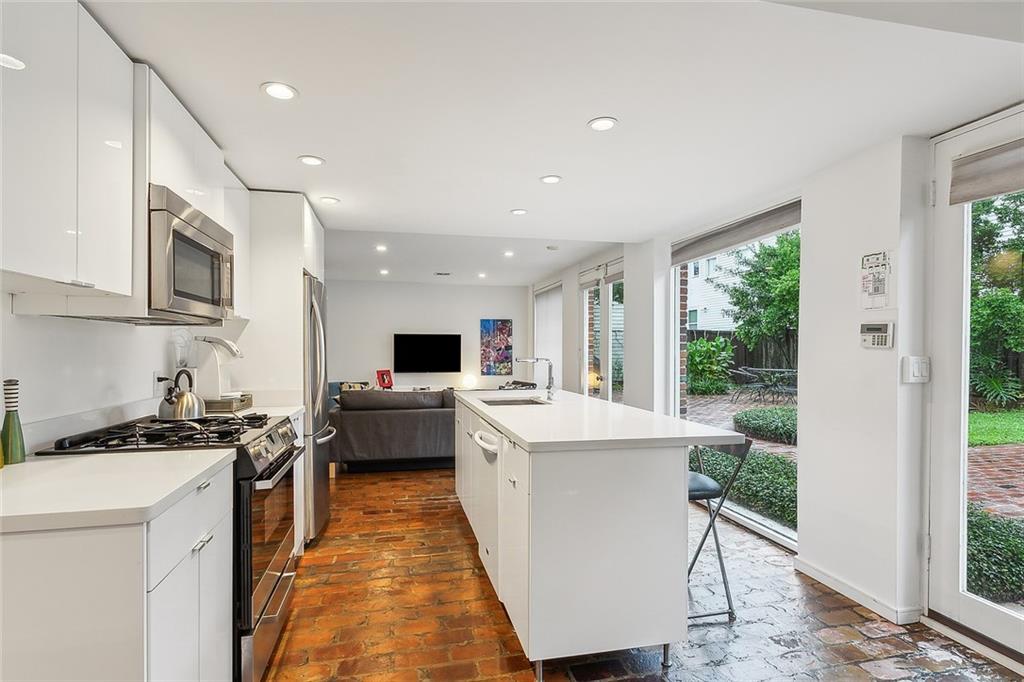 New Orleans, Louisiana 70115, United States, 4 Bedrooms Bedrooms, ,4 BathroomsBathrooms,Residential,Pending,44745