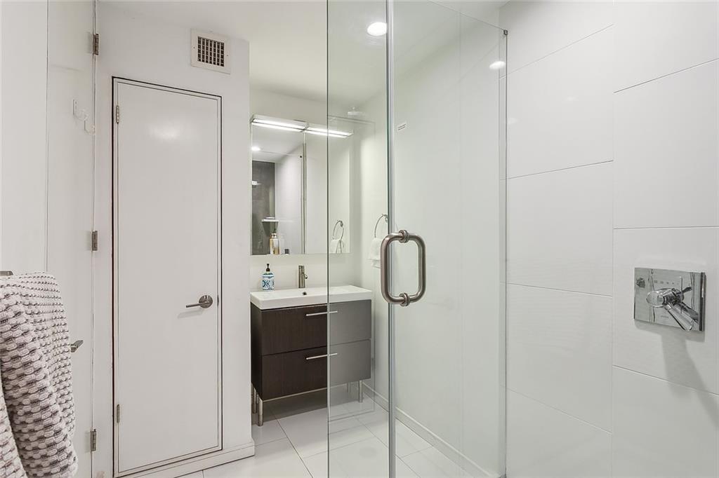New Orleans, Louisiana 70115, United States, 4 Bedrooms Bedrooms, ,4 BathroomsBathrooms,Residential,Pending,44745