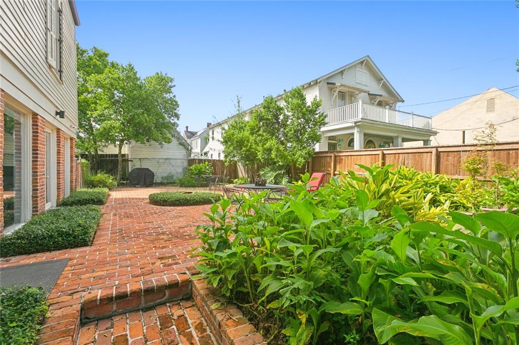 New Orleans, Louisiana 70115, United States, 4 Bedrooms Bedrooms, ,4 BathroomsBathrooms,Residential,Pending,44745