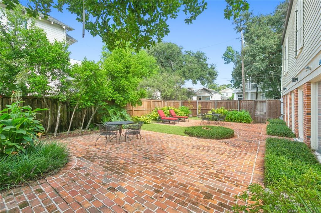 New Orleans, Louisiana 70115, United States, 4 Bedrooms Bedrooms, ,4 BathroomsBathrooms,Residential,Pending,44745