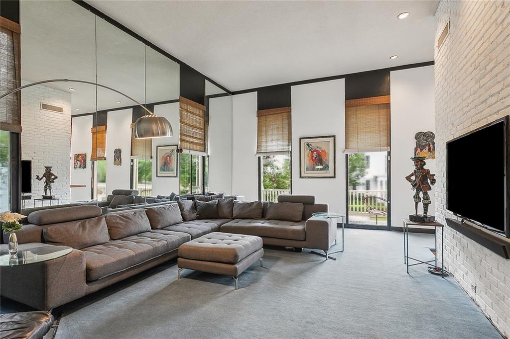 New Orleans, Louisiana 70115, United States, 4 Bedrooms Bedrooms, ,4 BathroomsBathrooms,Residential,Pending,44745