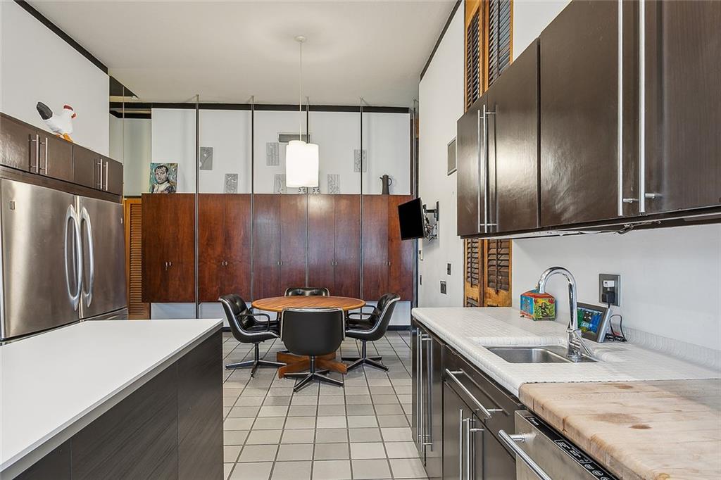 New Orleans, Louisiana 70115, United States, 4 Bedrooms Bedrooms, ,4 BathroomsBathrooms,Residential,Pending,44745