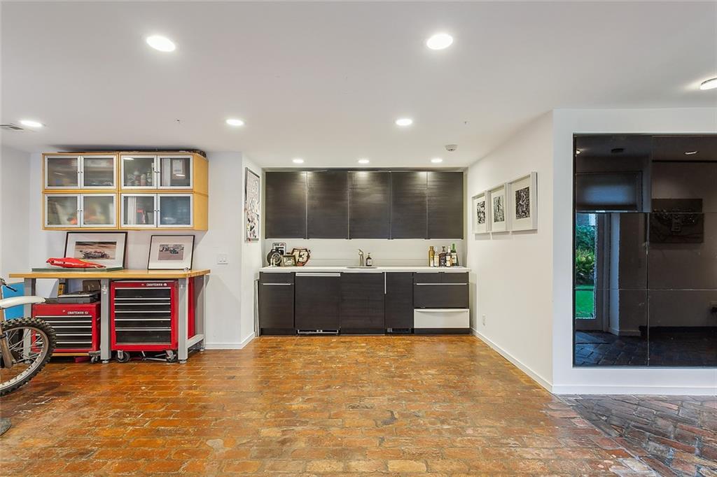 New Orleans, Louisiana 70115, United States, 4 Bedrooms Bedrooms, ,4 BathroomsBathrooms,Residential,Pending,44745