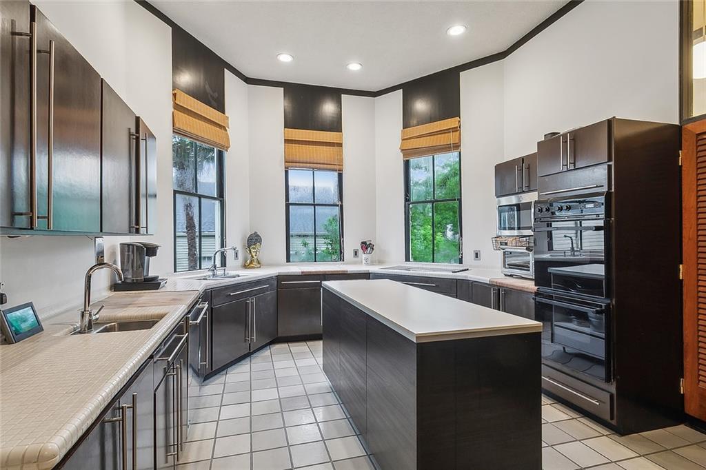 New Orleans, Louisiana 70115, United States, 4 Bedrooms Bedrooms, ,4 BathroomsBathrooms,Residential,Pending,44745