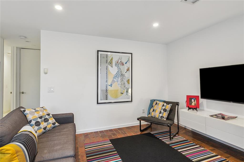 New Orleans, Louisiana 70115, United States, 4 Bedrooms Bedrooms, ,4 BathroomsBathrooms,Residential,Pending,44745