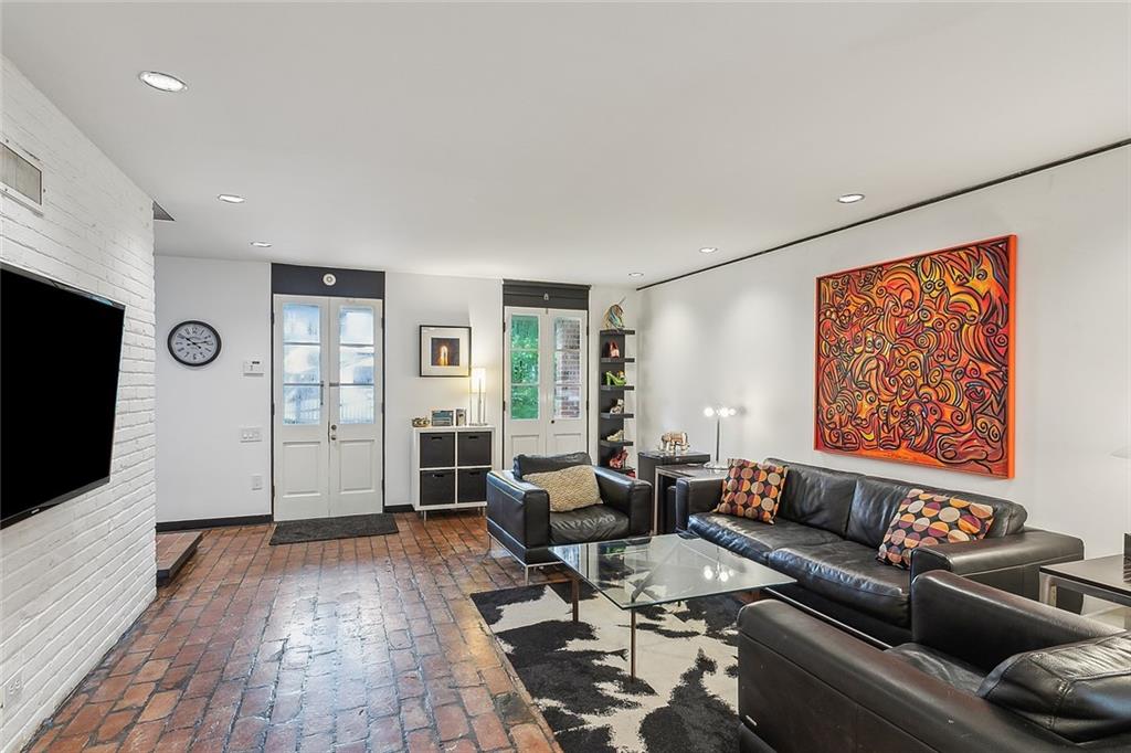 New Orleans, Louisiana 70115, United States, 4 Bedrooms Bedrooms, ,4 BathroomsBathrooms,Residential,Pending,44745