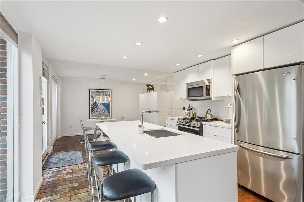 New Orleans, Louisiana 70115, United States, 4 Bedrooms Bedrooms, ,4 BathroomsBathrooms,Residential,Pending,44745
