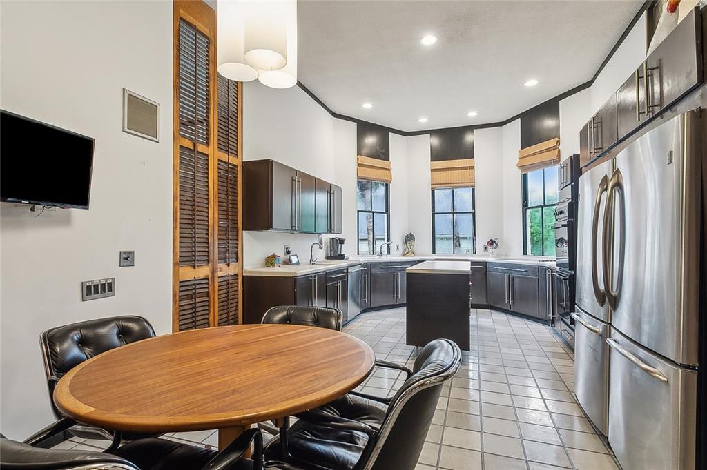 New Orleans, Louisiana 70115, United States, 4 Bedrooms Bedrooms, ,4 BathroomsBathrooms,Residential,Pending,44745