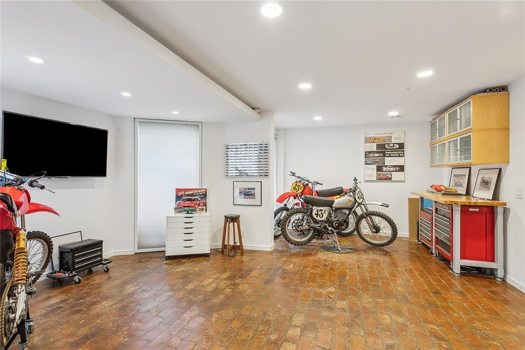 New Orleans, Louisiana 70115, United States, 4 Bedrooms Bedrooms, ,4 BathroomsBathrooms,Residential,Pending,44745