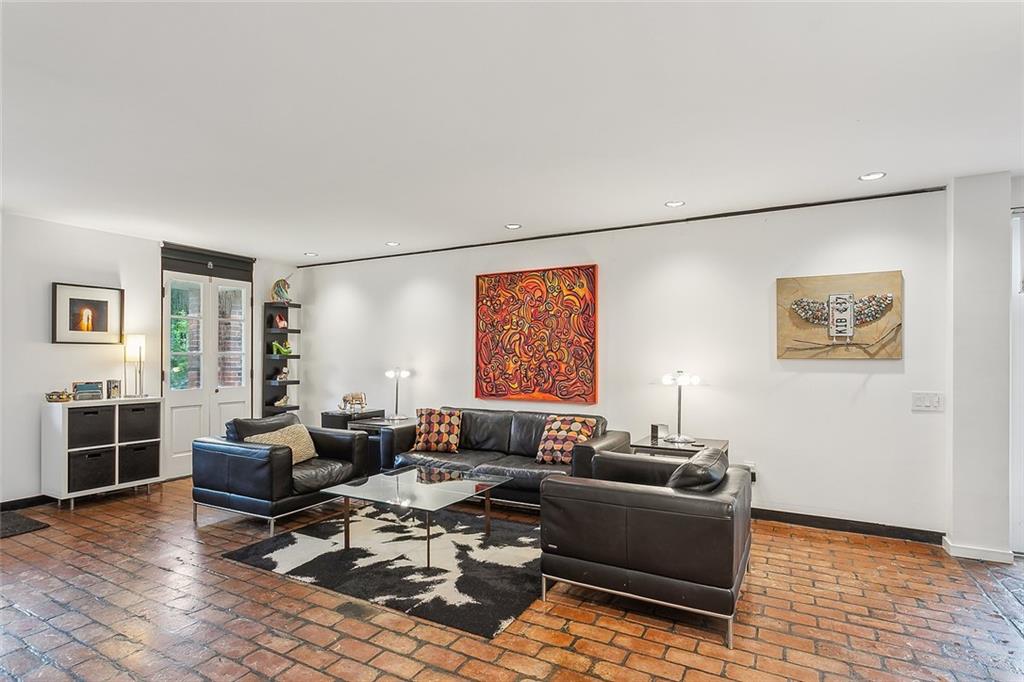 New Orleans, Louisiana 70115, United States, 4 Bedrooms Bedrooms, ,4 BathroomsBathrooms,Residential,Pending,44745