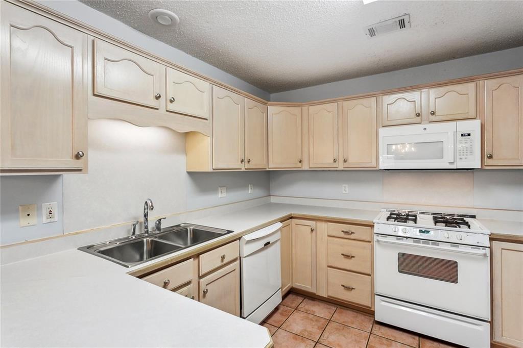 Mandeville, Louisiana 70448, United States, 3 Bedrooms Bedrooms, ,2 BathroomsBathrooms,Residential,Pending,136511