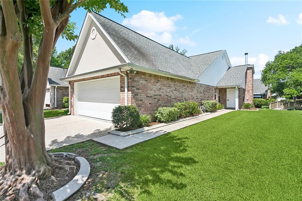 Mandeville, Louisiana 70448, United States, 3 Bedrooms Bedrooms, ,2 BathroomsBathrooms,Residential,Pending,136511