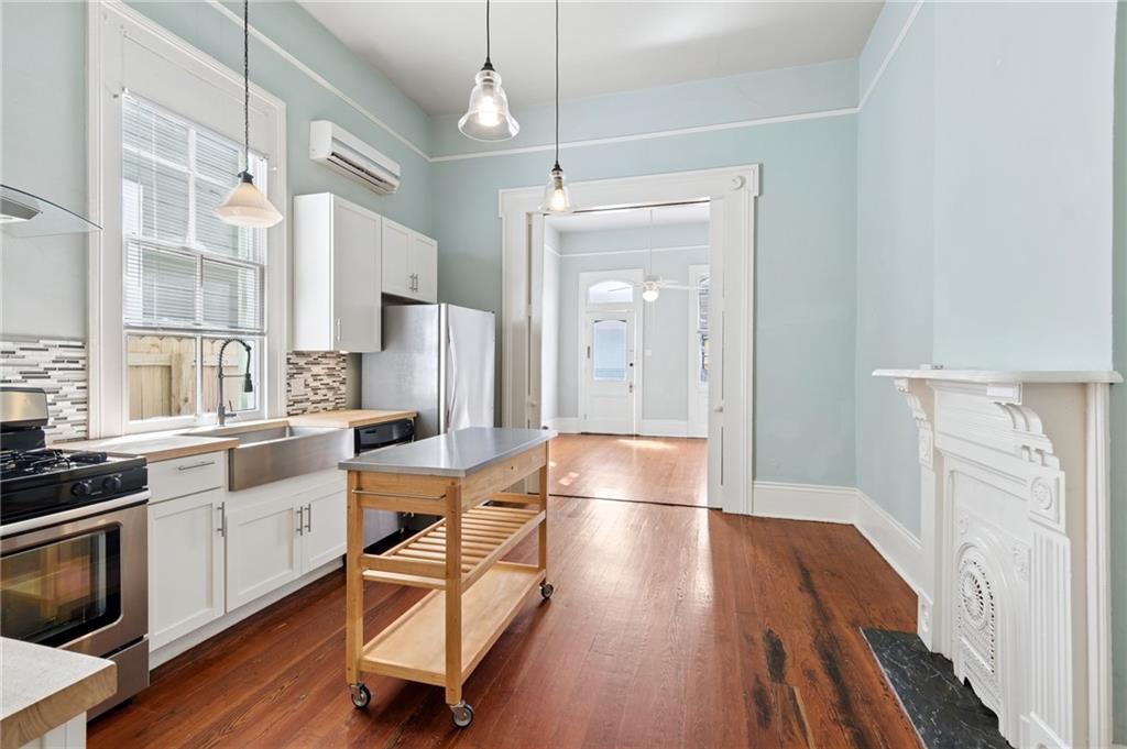 4223-25 BURGUNDY Street