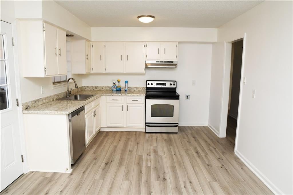 2404 WILLIAMSBURG Drive