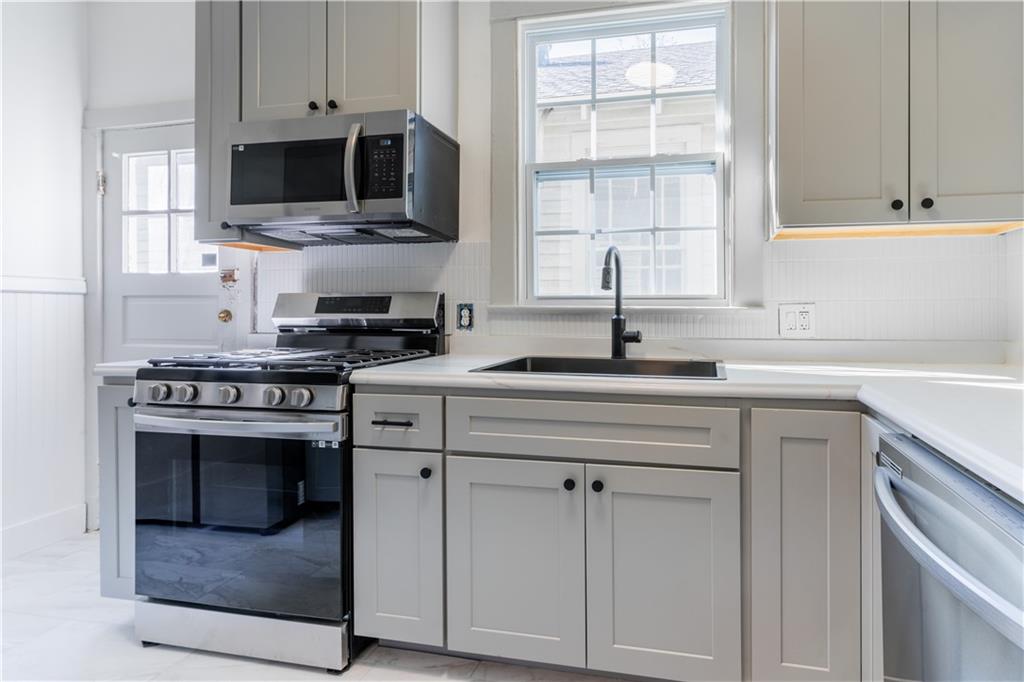 New Orleans, Louisiana 70115, United States, 2 Bedrooms Bedrooms, ,1 BathroomBathrooms,Residential,Pending,65385