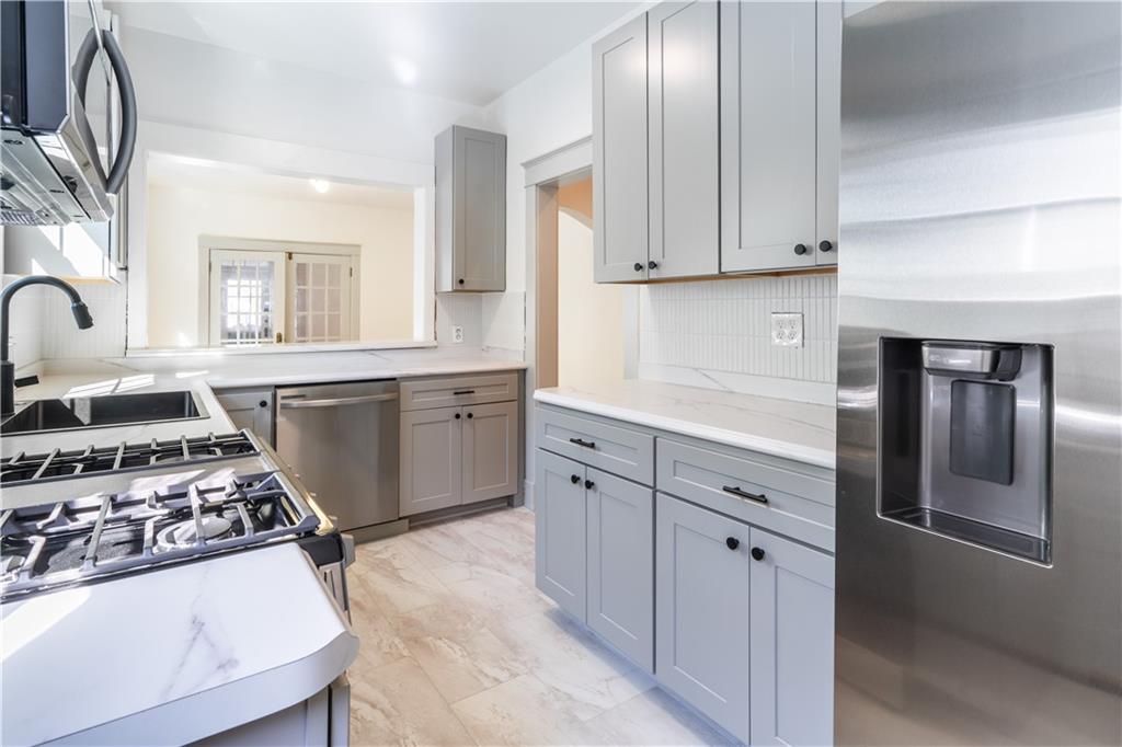 New Orleans, Louisiana 70115, United States, 2 Bedrooms Bedrooms, ,1 BathroomBathrooms,Residential,Pending,65385