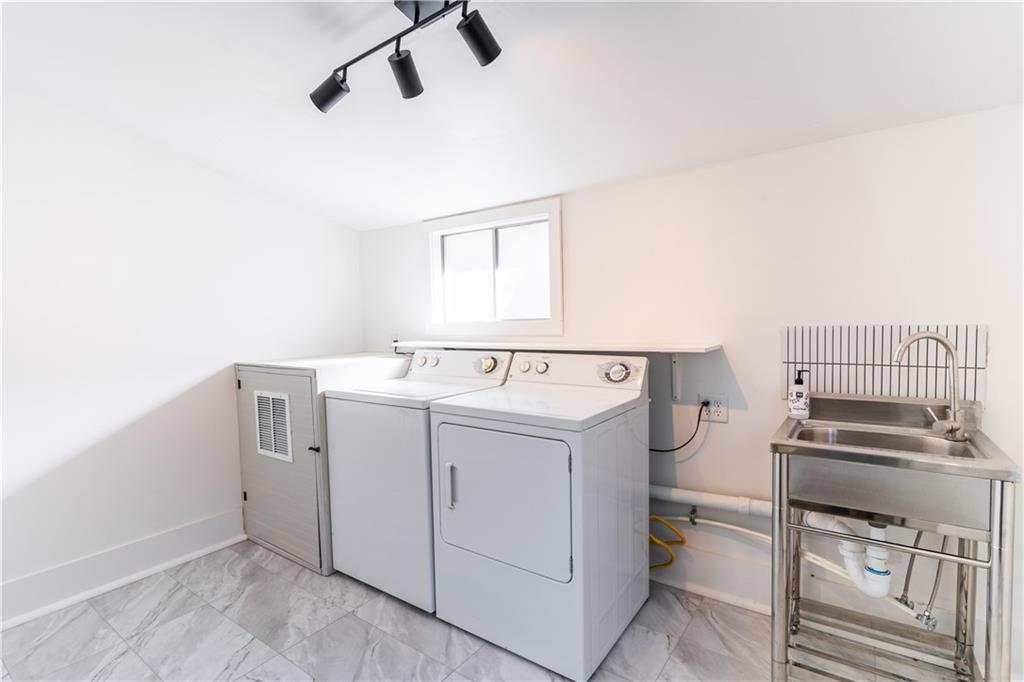 New Orleans, Louisiana 70115, United States, 2 Bedrooms Bedrooms, ,1 BathroomBathrooms,Residential,Pending,65385