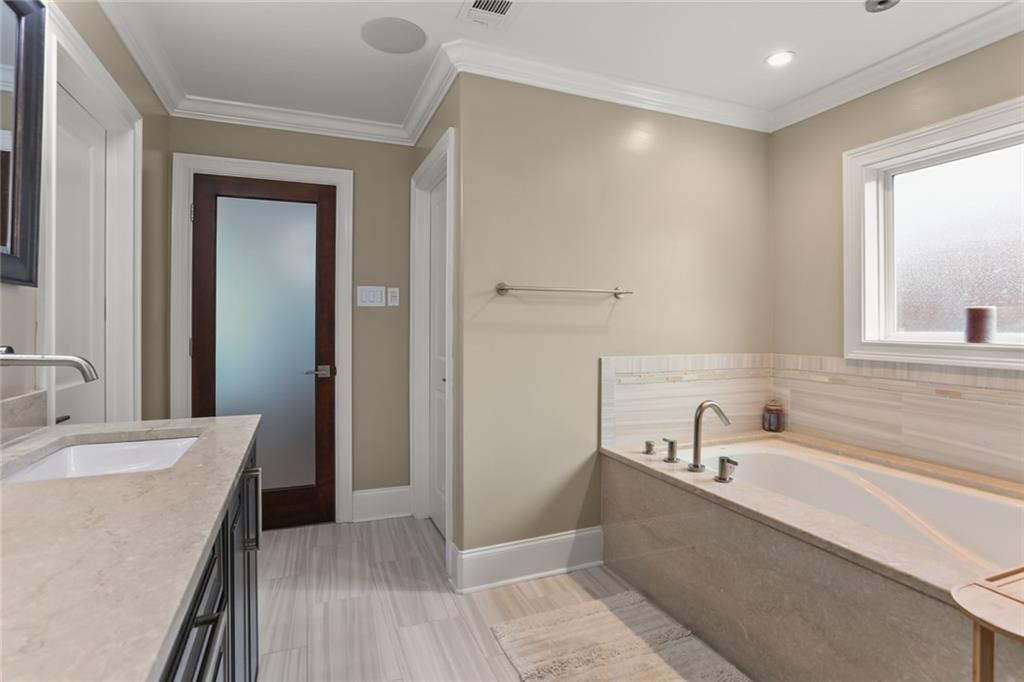 New Orleans, Louisiana 70122, United States, 5 Bedrooms Bedrooms, ,5 BathroomsBathrooms,Residential,Active,96287