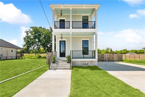 1938 BENJAMIN Street Arabi LA 70032