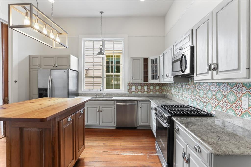 New Orleans, Louisiana 70115, United States, 2 Bedrooms Bedrooms, ,2 BathroomsBathrooms,Residential,Active,35775
