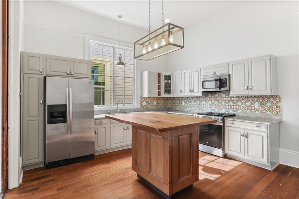New Orleans, Louisiana 70115, United States, 2 Bedrooms Bedrooms, ,2 BathroomsBathrooms,Residential,Active,35775