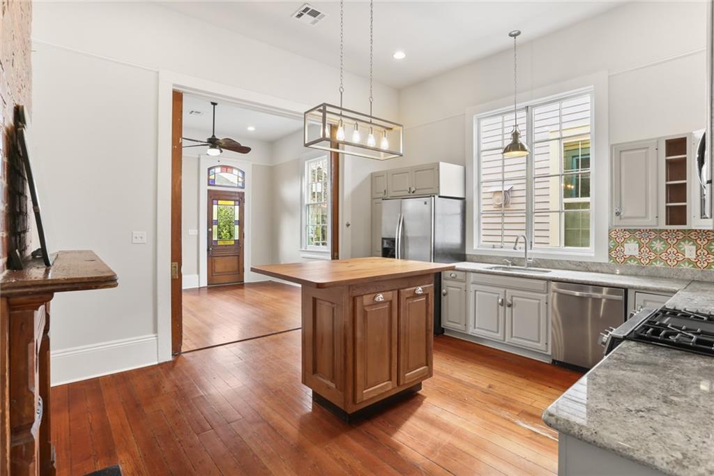 New Orleans, Louisiana 70115, United States, 2 Bedrooms Bedrooms, ,2 BathroomsBathrooms,Residential,Active,35775