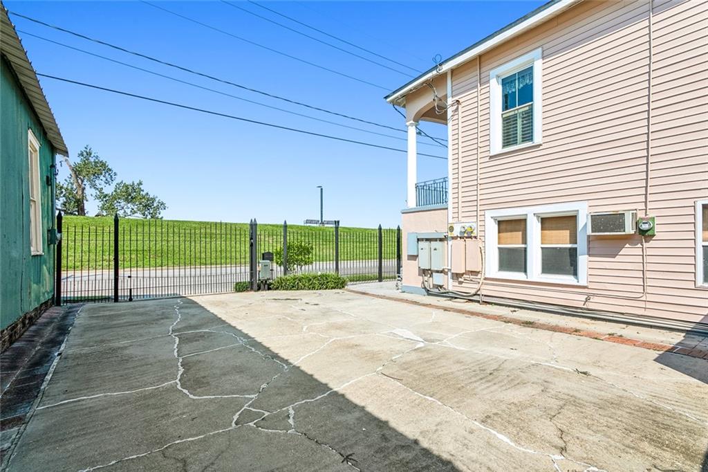 New Orleans, Louisiana 70114, United States, 6 Bedrooms Bedrooms, ,5 BathroomsBathrooms,Residential,Pending,39501