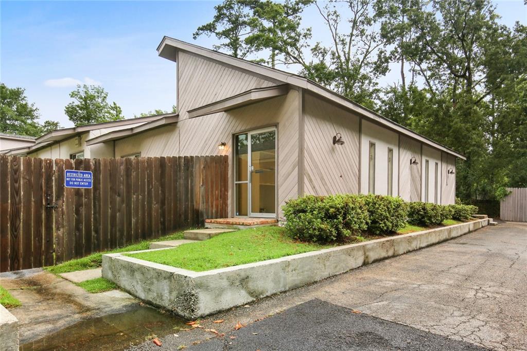 1011 N CAUSEWAY Boulevard 40