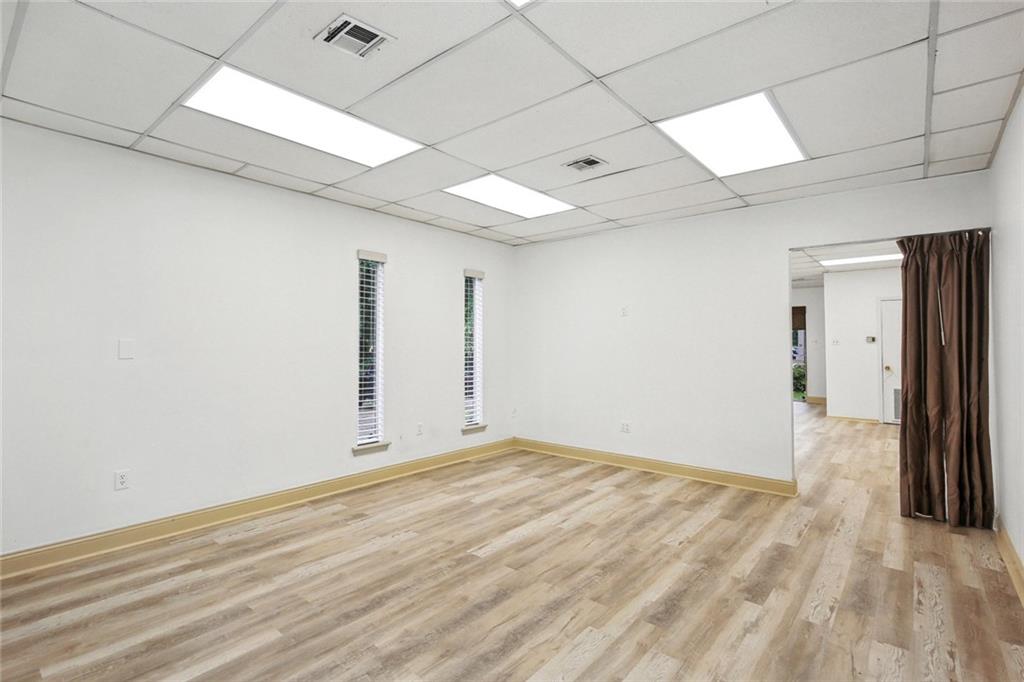 1011 N CAUSEWAY Boulevard 40