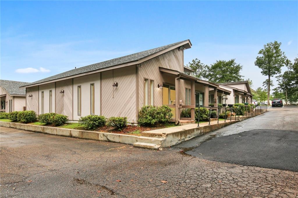 1011 N CAUSEWAY Boulevard 40