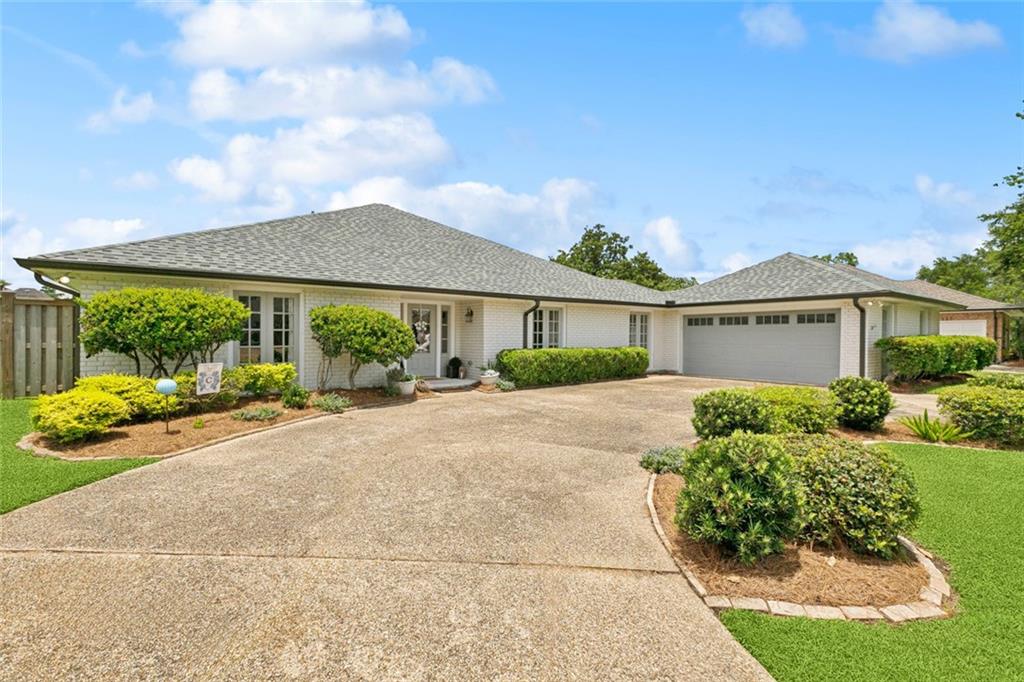 33 ROSEDOWN Drive