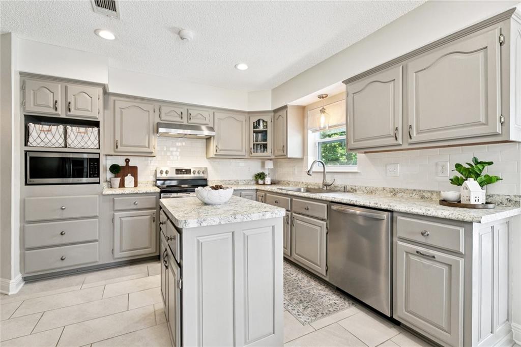33 ROSEDOWN Drive