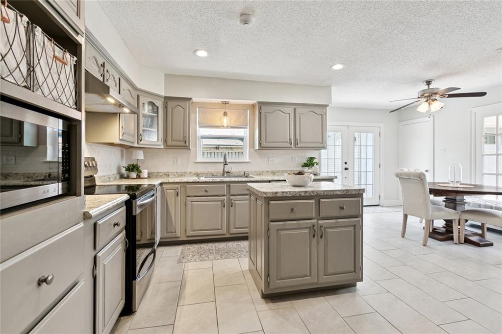 33 ROSEDOWN Drive