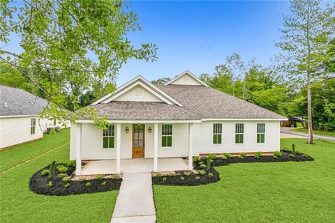 Photo of 2246 CAROLINE Street, Mandeville, LA 70448 (MLS # 2559349)