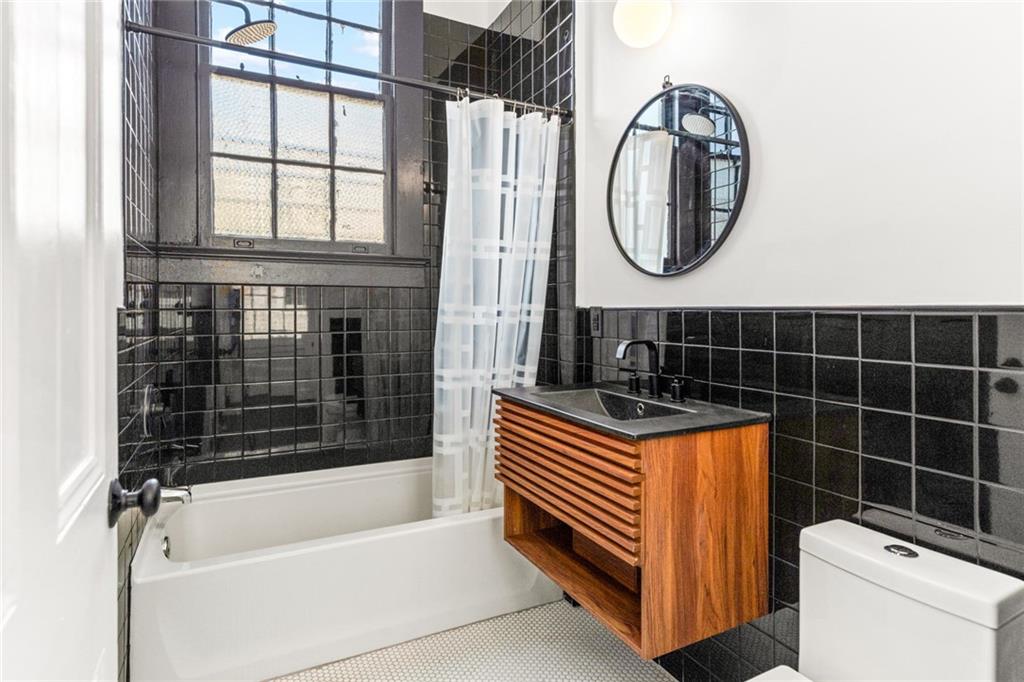 New Orleans, Louisiana 70115, United States, 2 Bedrooms Bedrooms, ,1 BathroomBathrooms,Residential,Active,220572