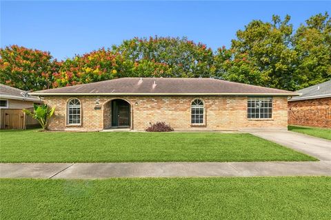 2100 PELITERE Drive Chalmette LA 70043