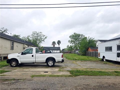 1822 LESSEPS Street New Orleans LA 70117