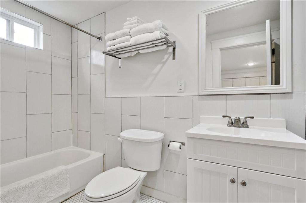 New Orleans, Louisiana 70115, United States, 6 Bedrooms Bedrooms, ,4 BathroomsBathrooms,Residential,Pending,62639