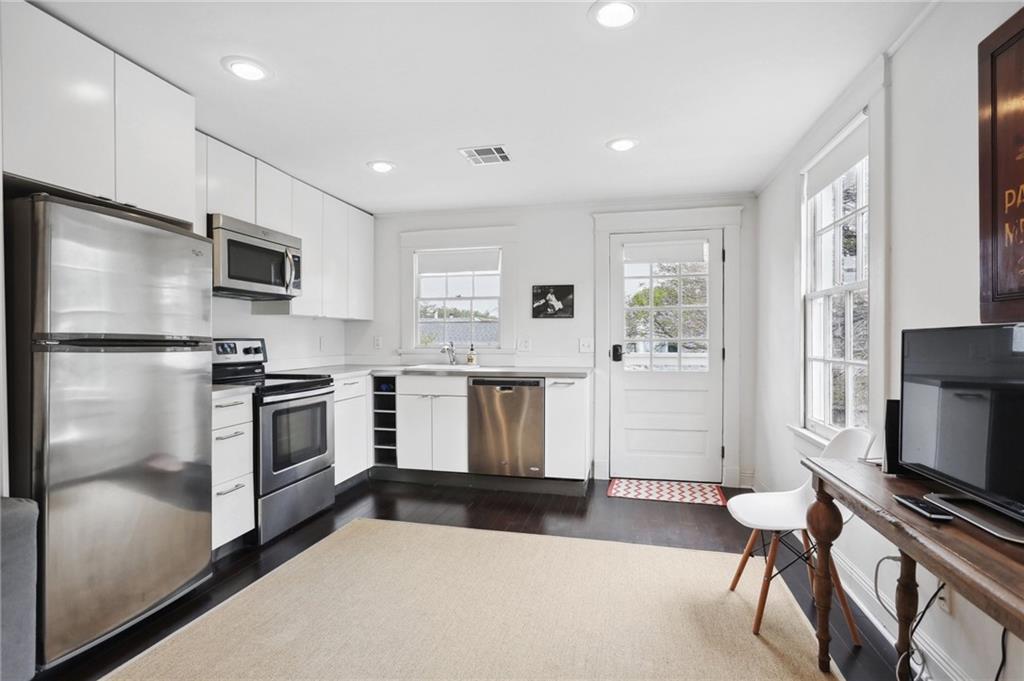 New Orleans, Louisiana 70115, United States, 6 Bedrooms Bedrooms, ,4 BathroomsBathrooms,Residential,Pending,62639