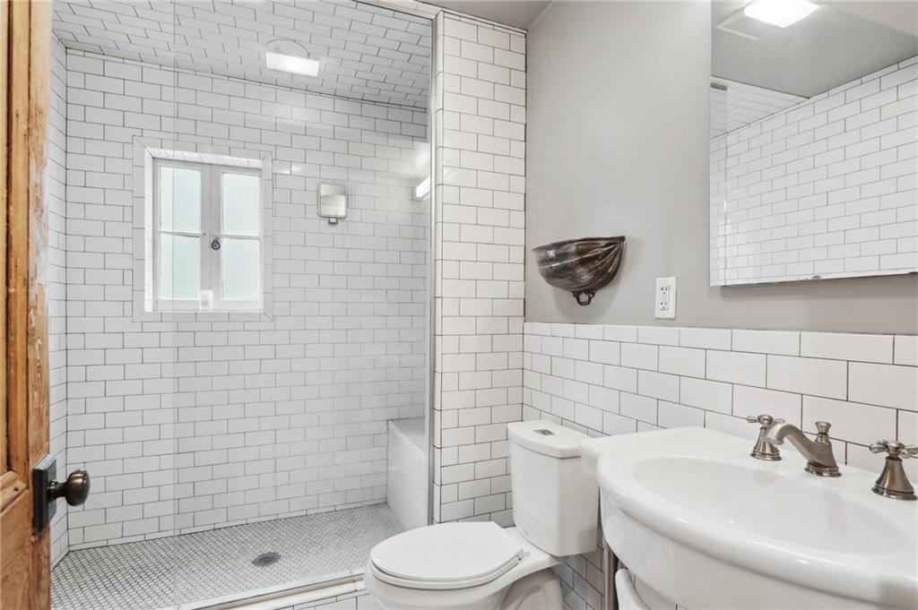 New Orleans, Louisiana 70115, United States, 6 Bedrooms Bedrooms, ,4 BathroomsBathrooms,Residential,Pending,62639