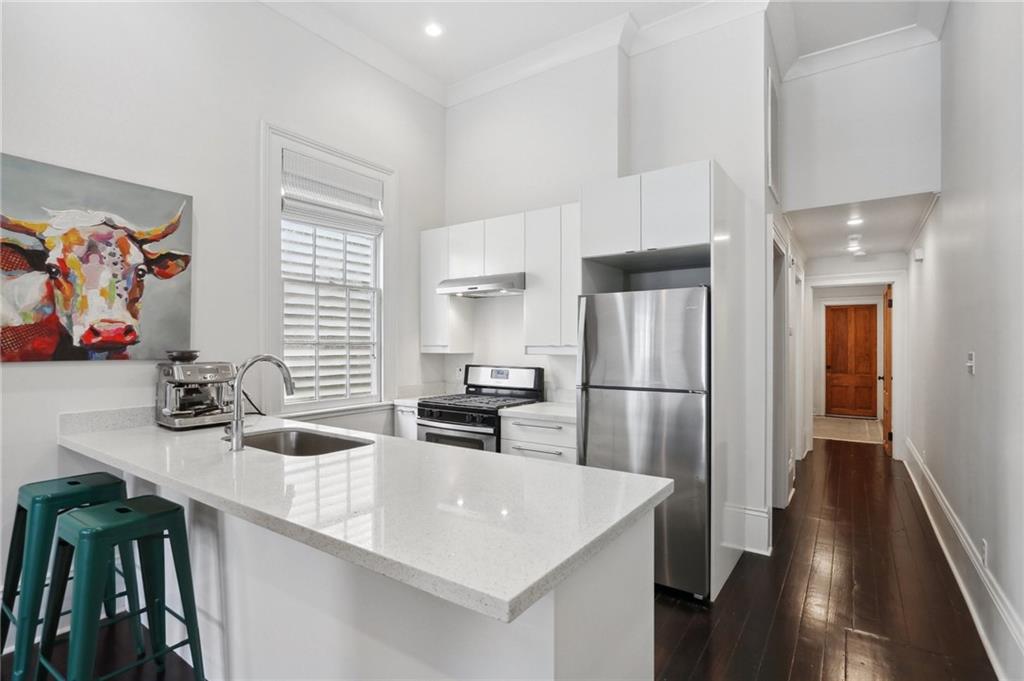 New Orleans, Louisiana 70115, United States, 6 Bedrooms Bedrooms, ,4 BathroomsBathrooms,Residential,Pending,62639