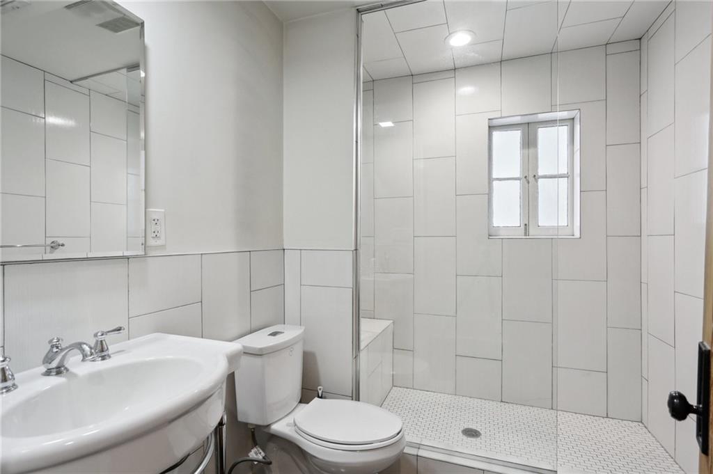 New Orleans, Louisiana 70115, United States, 6 Bedrooms Bedrooms, ,4 BathroomsBathrooms,Residential,Pending,62639