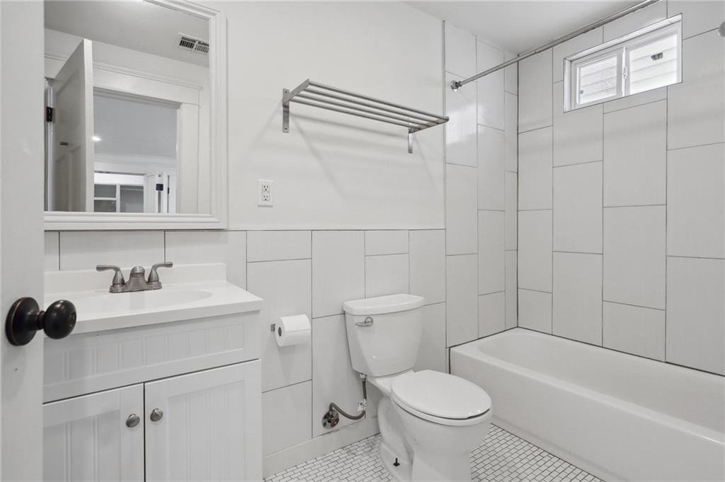 New Orleans, Louisiana 70115, United States, 6 Bedrooms Bedrooms, ,4 BathroomsBathrooms,Residential,Pending,62639