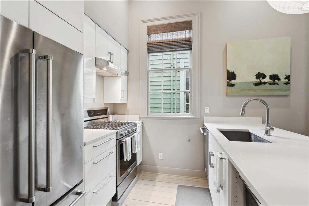 New Orleans, Louisiana 70115, United States, 6 Bedrooms Bedrooms, ,4 BathroomsBathrooms,Residential,Pending,62639