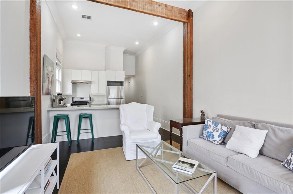 New Orleans, Louisiana 70115, United States, 6 Bedrooms Bedrooms, ,4 BathroomsBathrooms,Residential,Pending,62639