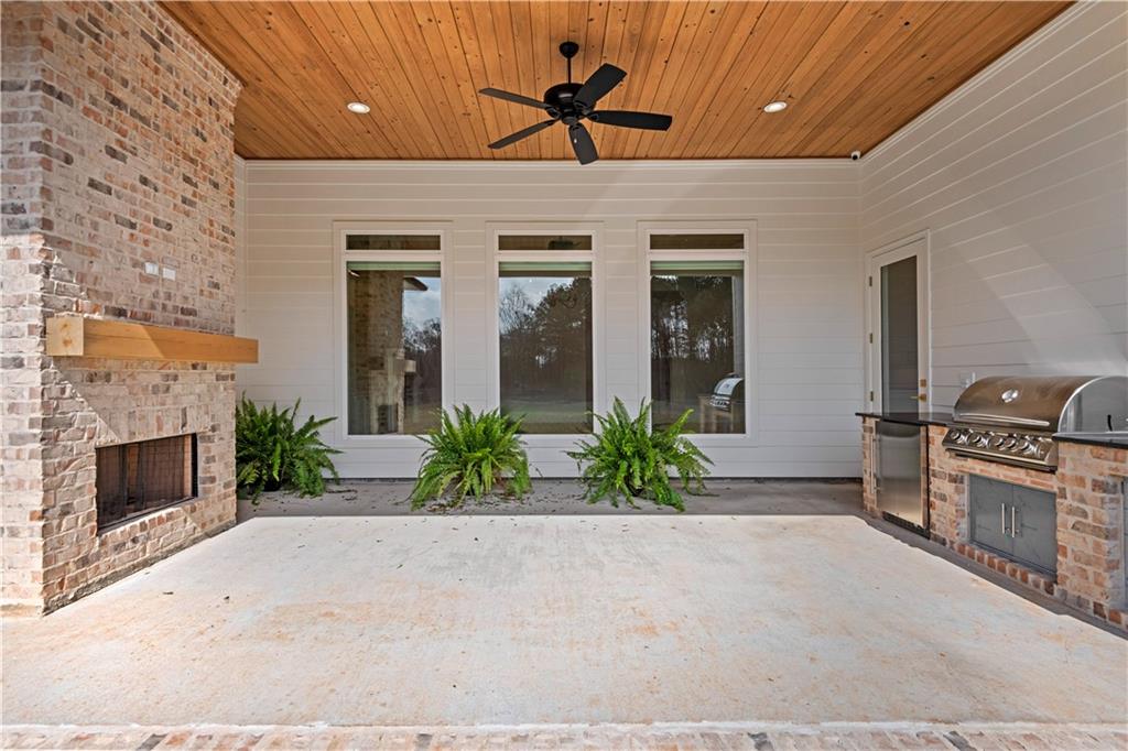 Covington, Louisiana 70435, United States, 4 Bedrooms Bedrooms, ,4 BathroomsBathrooms,Residential,Pending,38104